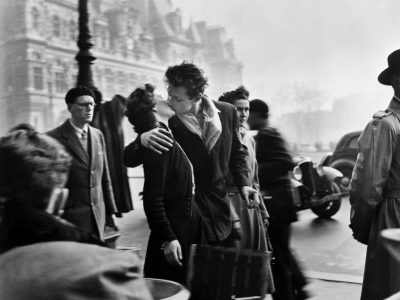 024.Robert Doisneau, Le Baiser de l’hôtel de ville, 1950, photographie en noir et blanc © Robert Doisneau - Gamma Rapho